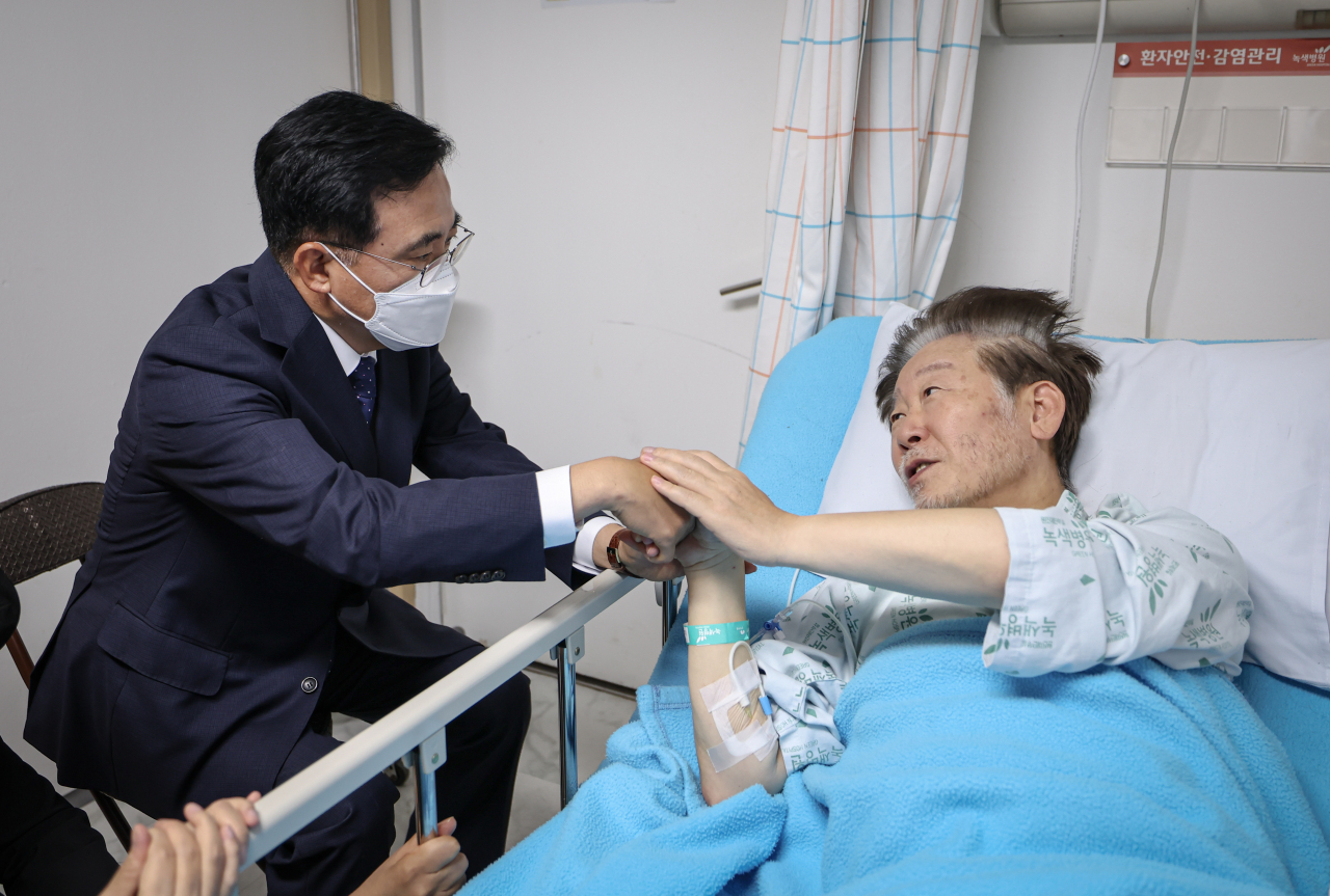 더불어민주당 강서구청장 보궐선거 진교훈 후보가 22일 녹색병원에서 병상 단식 중인 이재명 대표를 만나 면담을 하고 있다. [연합]