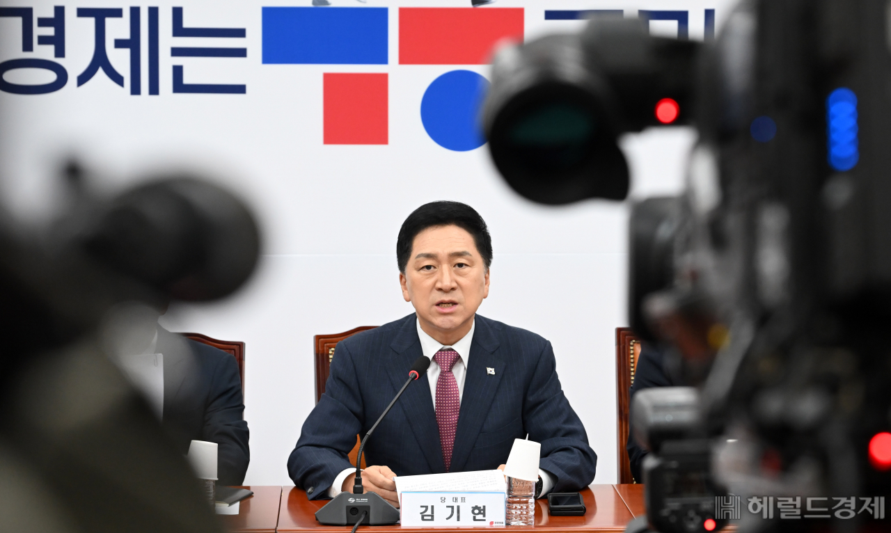 김기현 국민의힘 대표가 11일 서울 여의도 국회에서 열린 최고위원회의에 참석해 발언하고 있다. 이상섭 기자