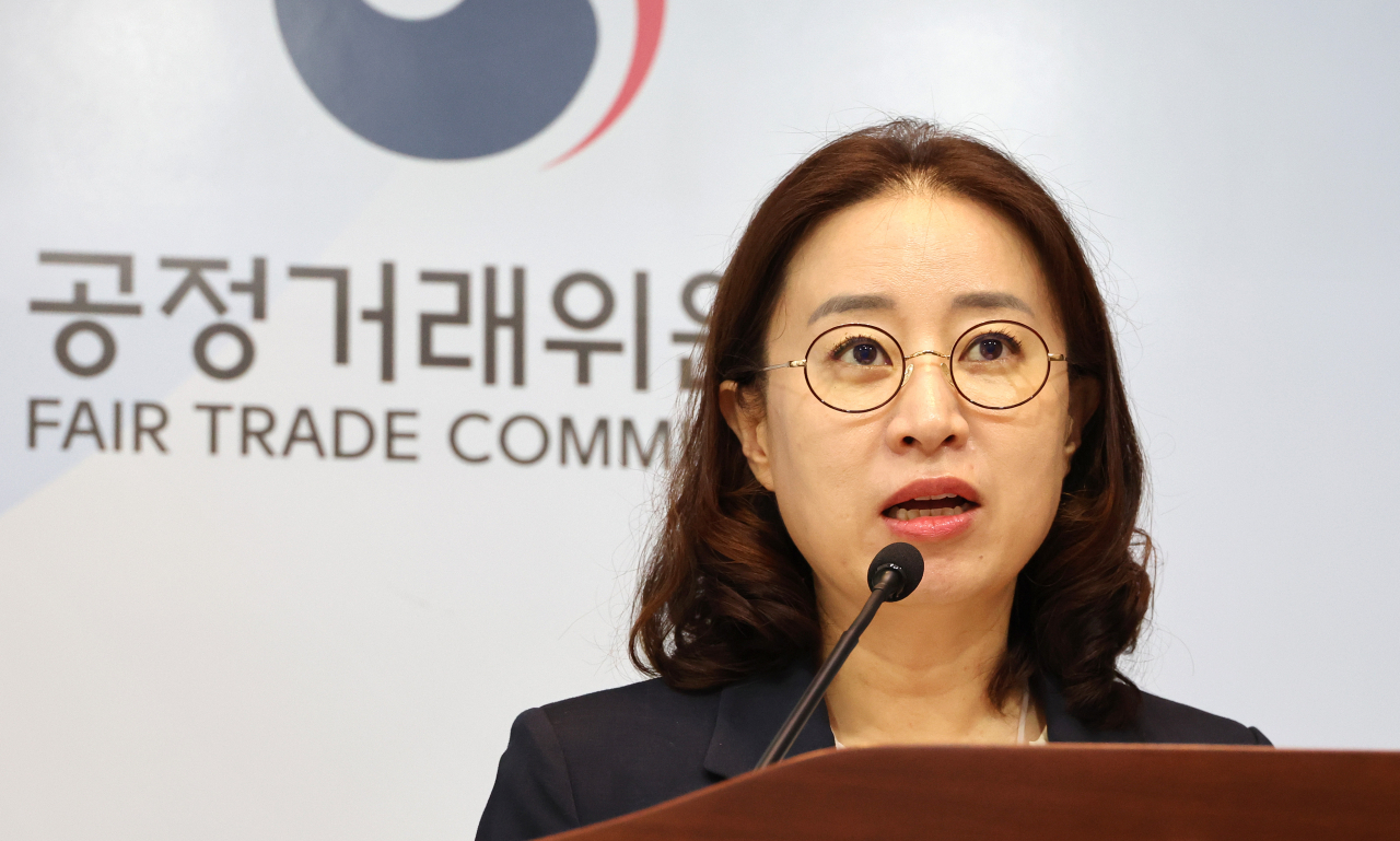 구성림 공정거래위원회 지식산업감시과장이 지난 22일 세종시 정부세종청사에서 (주)카카오엔터테인먼트가 웹소설 공모전을 진행하면서 거래상 우월적 지위를 이용해 당선작가들과 2차적 저작물 작성권을 제한하는 불공정 계약 체결 행위에 대해 시정명령과 함께 과징금 5억 4000만원을 부과하기로 결정했다며 관련 내용을 설명하고 있다. [연합]