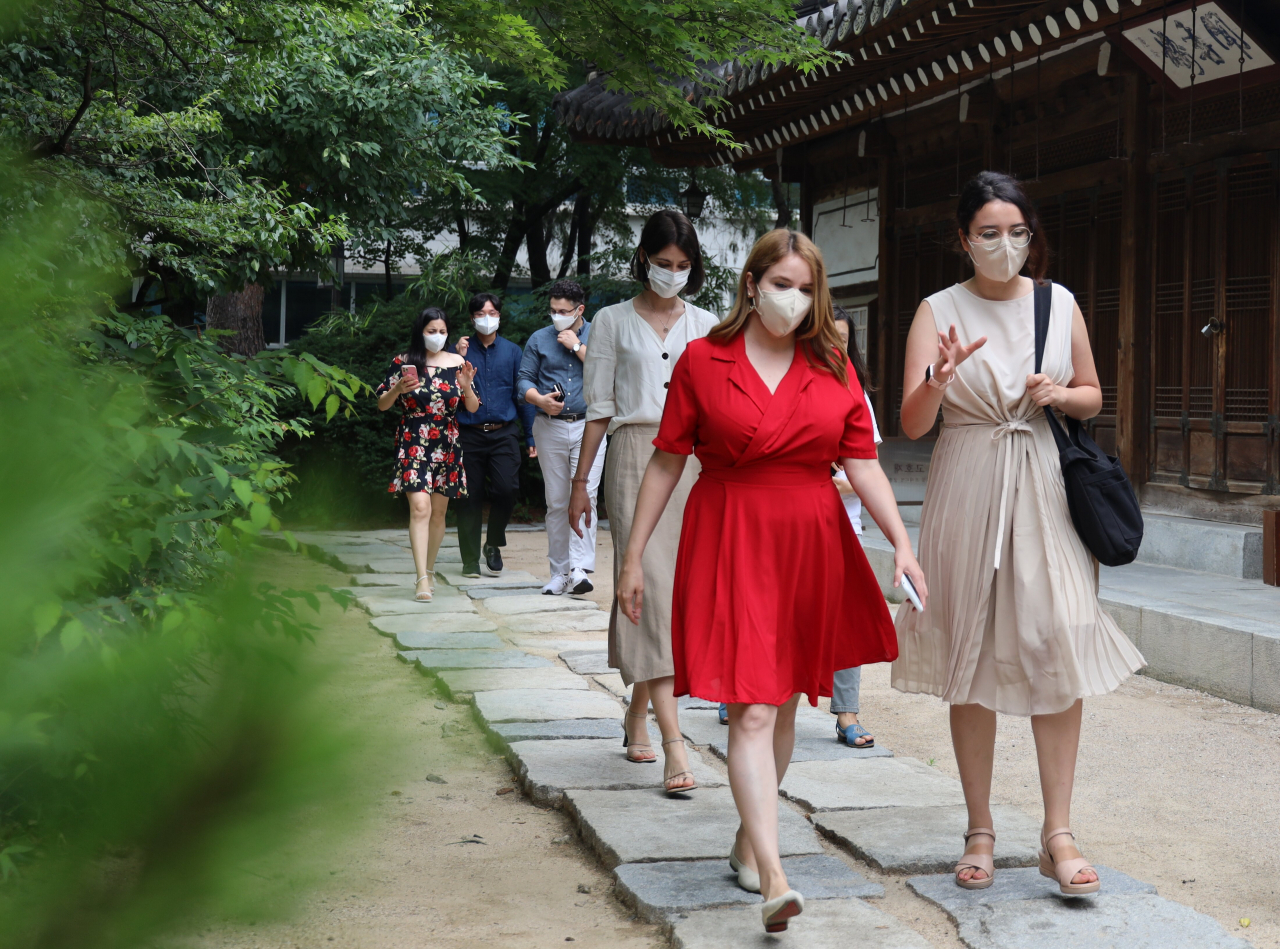 한국의집 정취를 느끼며 거닉고 있는 2022 글로벌홍보단