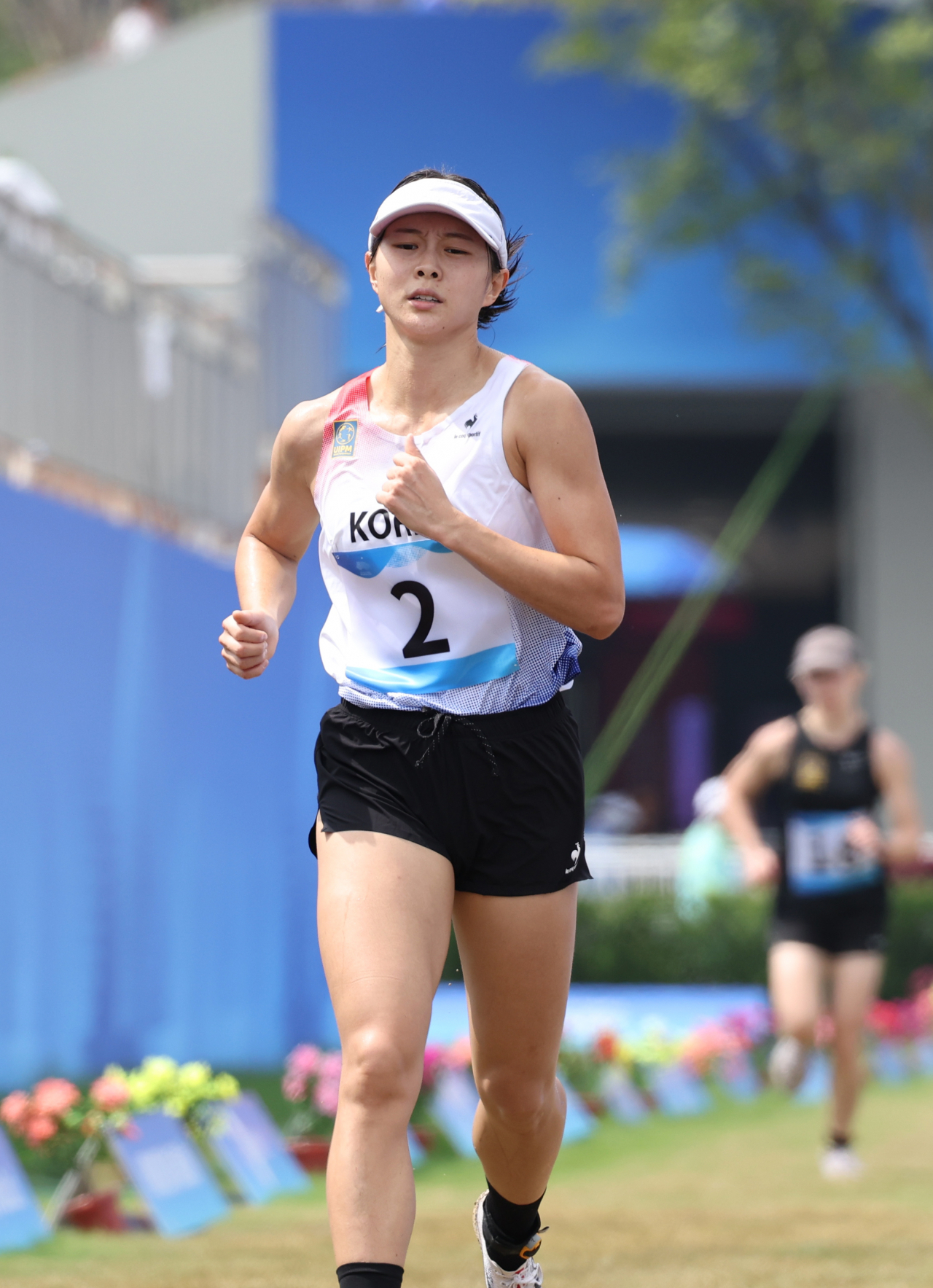 24일 중국 푸양 인후 스포츠센터에서 열린 19회 항저우 아시안게임 근대5종 여자 결승에서 김선우가 레이저 런(육상+사격) 경기를 펼친 뒤 결승선을 통과하고 있다. 연합뉴스