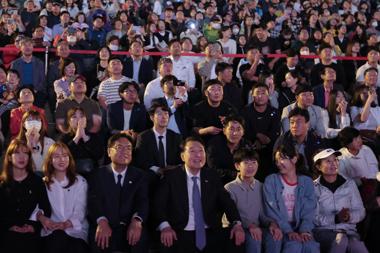 윤석열 대통령이 23일 충남 공주시 금강신관공원에서 열린 2023 대백제전 개막식에서 시민들과 함께 불꽃쇼를 관람하고 있다.[연합]