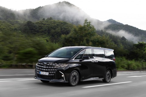 Toyota’s minivan Alphard boasts sedanlike drive