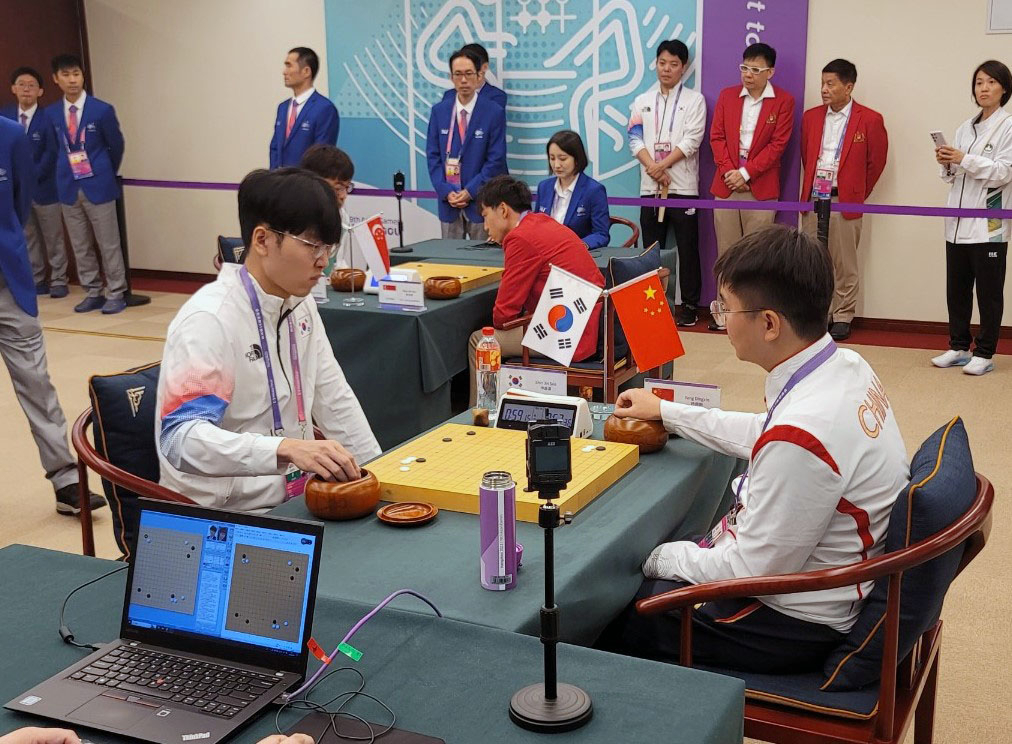 남자개인전 1라운드에서 만난 신진서(왼쪽)와 양딩신의 대국모습.[한국기원 제공]