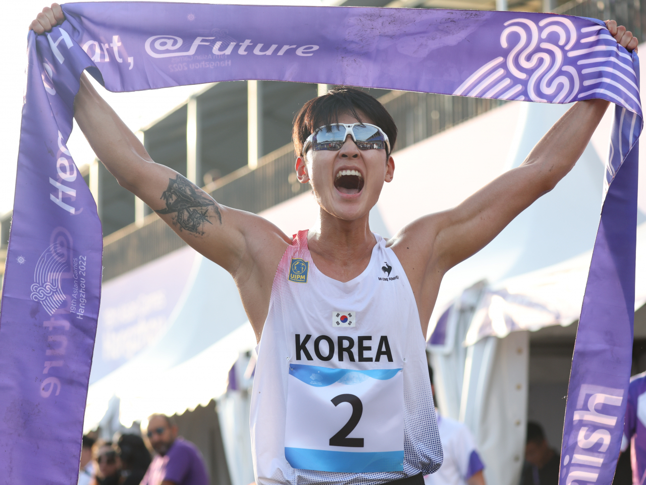 전웅태가 개인전에서 1위로 골인한 뒤 결승테이프를 번쩍 들며 환호하고 있다.연합뉴스