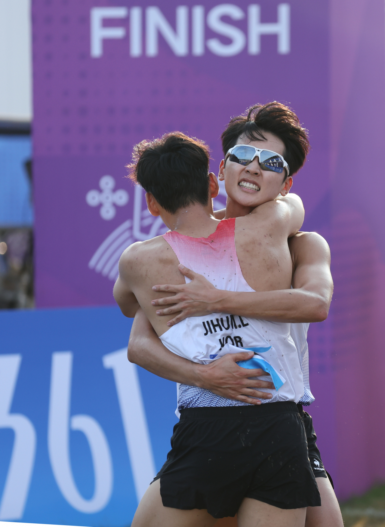 1위로 골인한 전웅태가 2위로 들어오며 함께 단체전 금메달을 합작한 이지훈과 포옹하며 기뻐하고 있다. 연합뉴스
