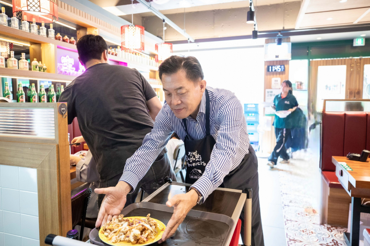 이재준 수원특례시장, 관내 ‘선한영향력가게’ 방문해 봉사하고있다.[수원시 제공]