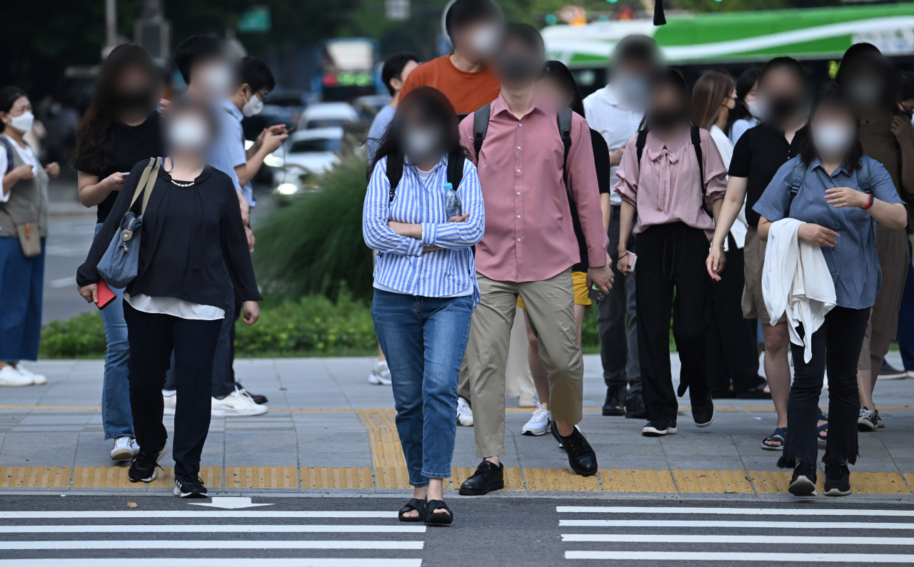 전국적으로 선선한 초가을 날씨가 예상되는 26일 서울 종로구 광화문사거리 일대에서 시민들이 긴 소매 옷을 입고 거리를 지나고 있다. 임세준 기자