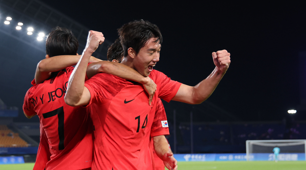 24일 중국 저장성 진화 스포츠센터 스타디움에서 열린 19회 항저우 아시안게임 남자축구 조별리그 최종전 대한민국과 바레인의 경기에서 이한범이 골을 넣고 환호하고 있다. [연합]