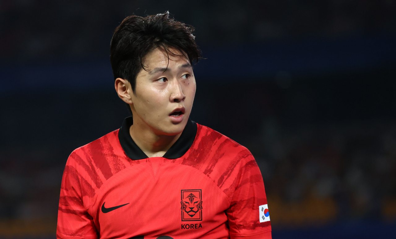24일 중국 저장성 진화 스포츠센터 스타디움에서 열린 19회 항저우 아시안게임 남자축구 조별리그 최종전 대한민국과 바레인의 경기에서 전반전에 이강인이 교체되고 있다. [연합]