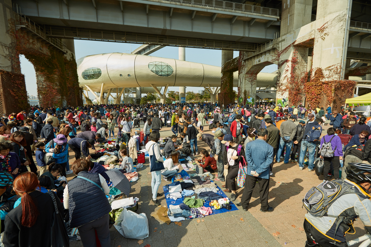 지난 2019년 뚝섬 한강공원 광장에서 열린 재사용 장터에서 시민이 물건을 판매하고 있는 모습. [서울시 제공]