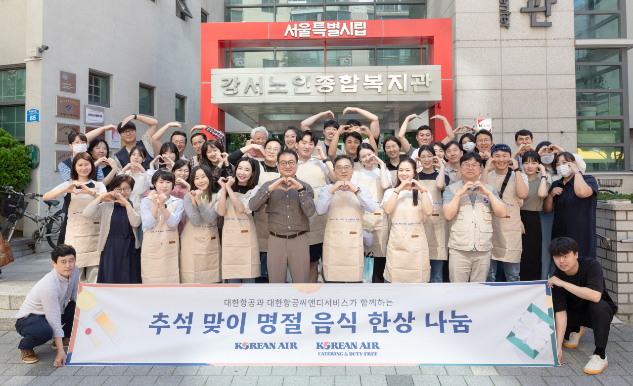 대한항공 사회봉사단원 등 직원과 대한항공씨앤디서비스 소속 직원들이 기념 사진을 촬영하고 있다. [대한항공 제공]