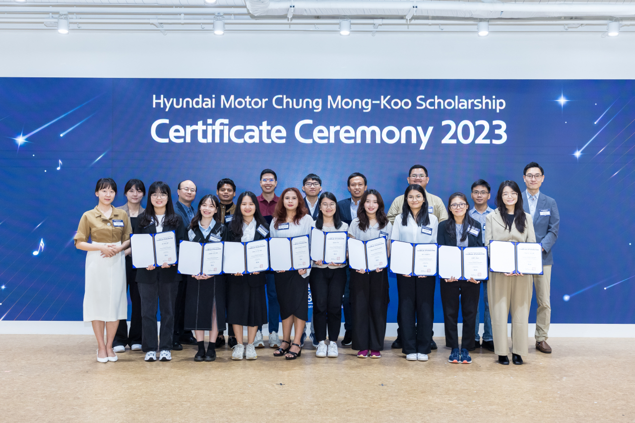 현대차 정몽구 스칼러십 2023년 가을학기에 선발된 장학생들이 장학증서 수여식에 참여하여 기념사진을 촬영하고 있다. [현대차 정몽구 재단 제공]