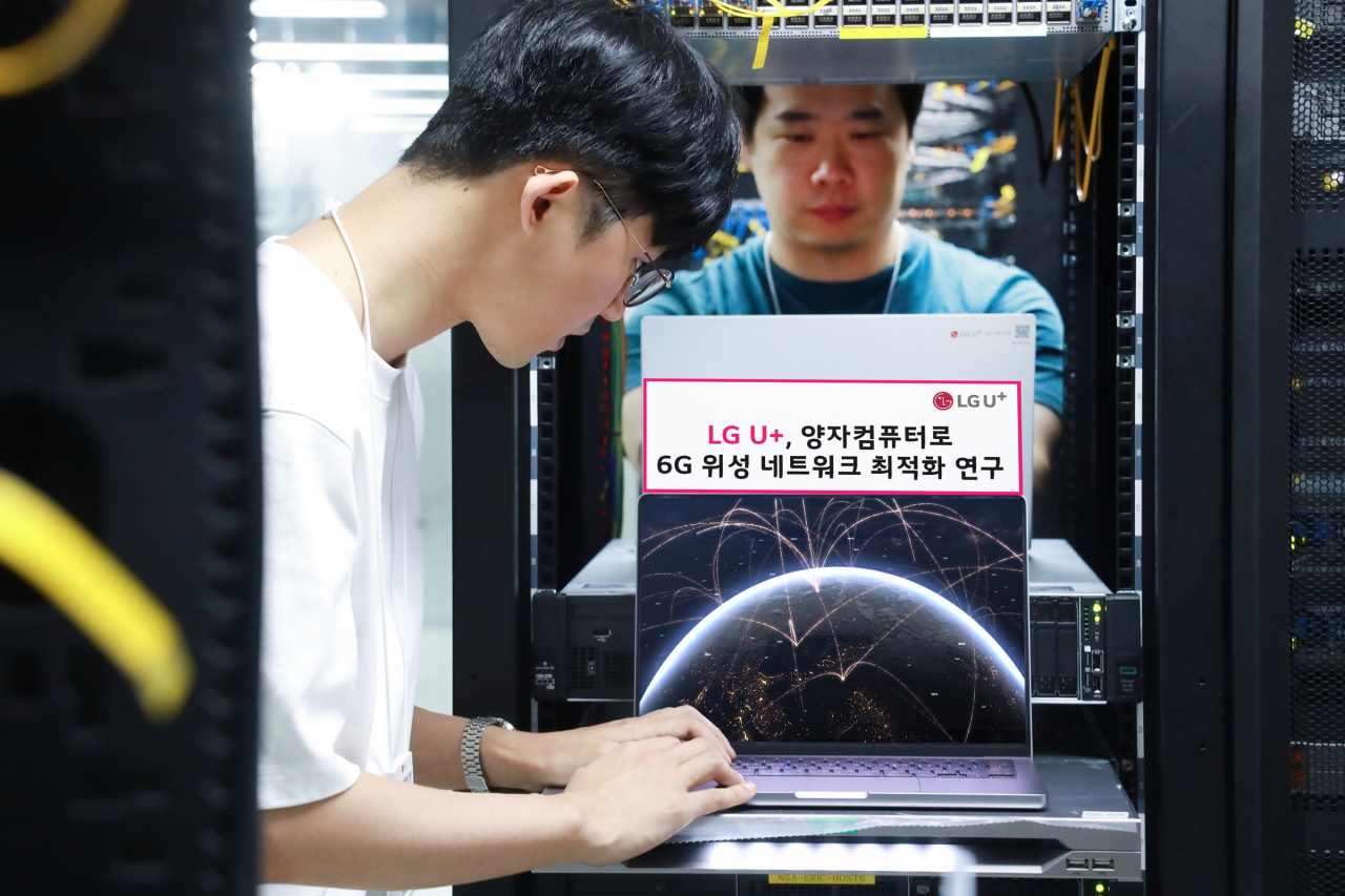 LG유플러스 임직원이 6G 저궤도 위성 네트워크를 연구하는 모습. [LG유플러스 제공]