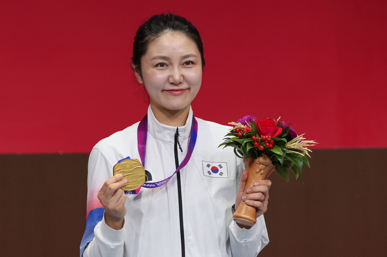 여자 에페 개인전에서 금메달를 딴 최인정이 시상대에 올라 메달을 들어 올려 보이고 있다. 연합뉴스