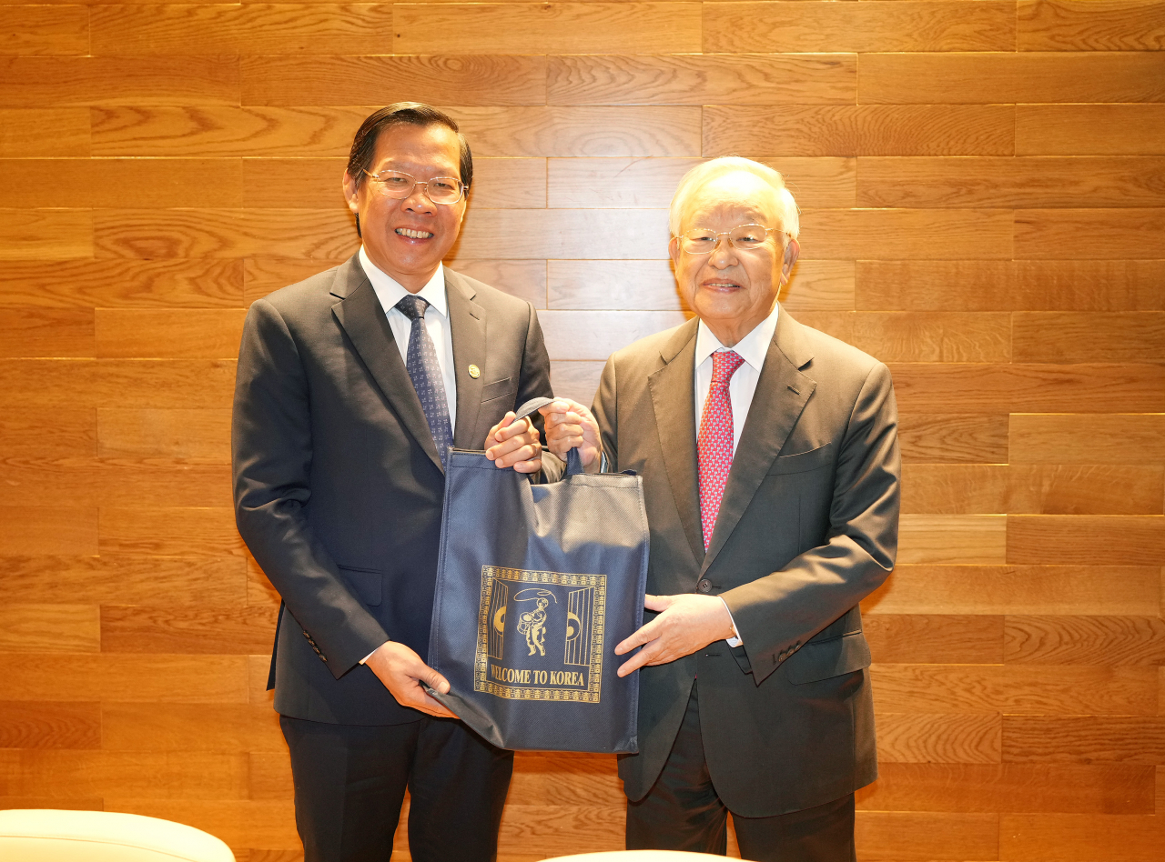 손경식(오른쪽) 경총 회장과 판 반 마이 호찌민시 인민위원장이 25일 오찬간담회에서 기념사진을 촬영하고 있다. [경총 제공]