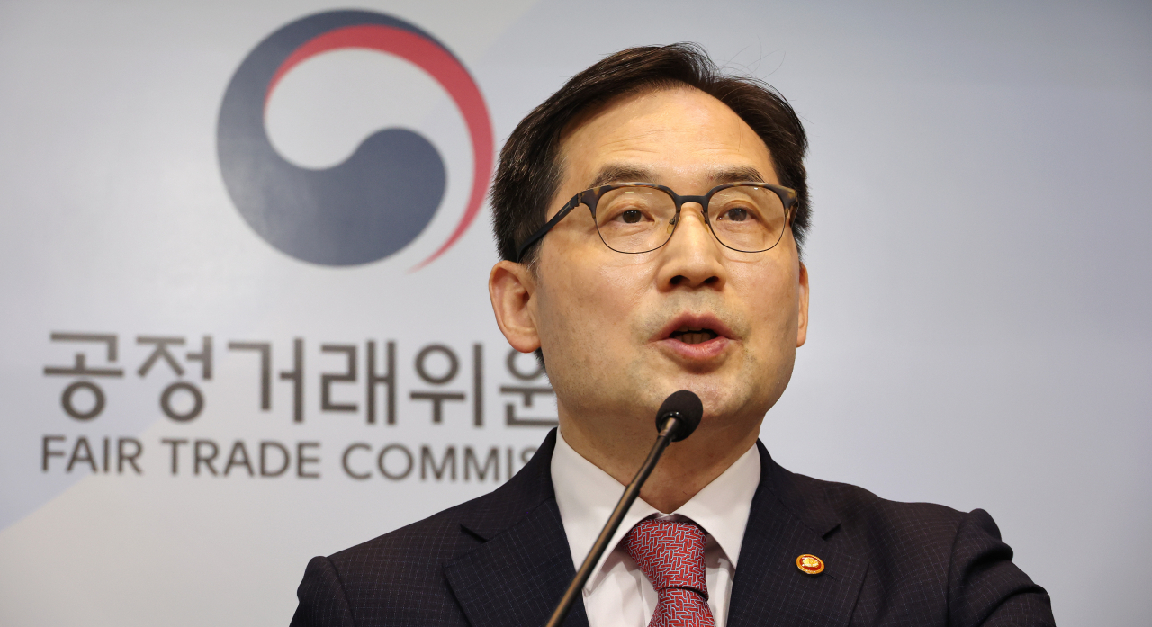 한기정 공정거래위원장이 21일 오전 세종시 정부세종청사에서 미국 반도체 기업 브로드컴 등 4개 사의 거래상 지위 남용행위 제재와 관련해 브리핑하고 있다. [연합]