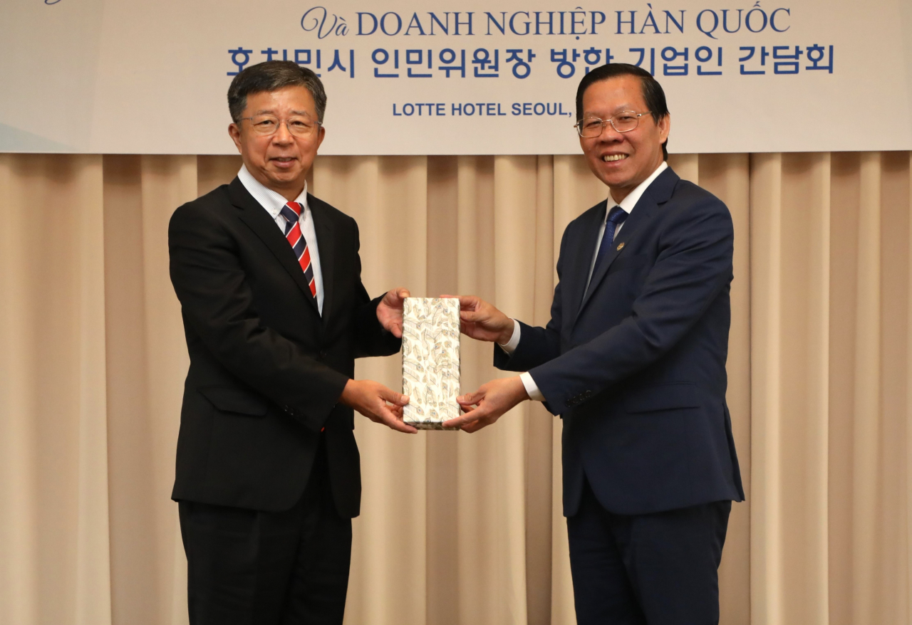지난 24일 호치민 개발사업 협력방안을 논의한 후 임병용 GS건설 대표이사(왼쪽)과 판 반 마이 베트남 호치민시 인민위원회 위원장이 기념촬영을 하고 있다. [GS건설 제공]