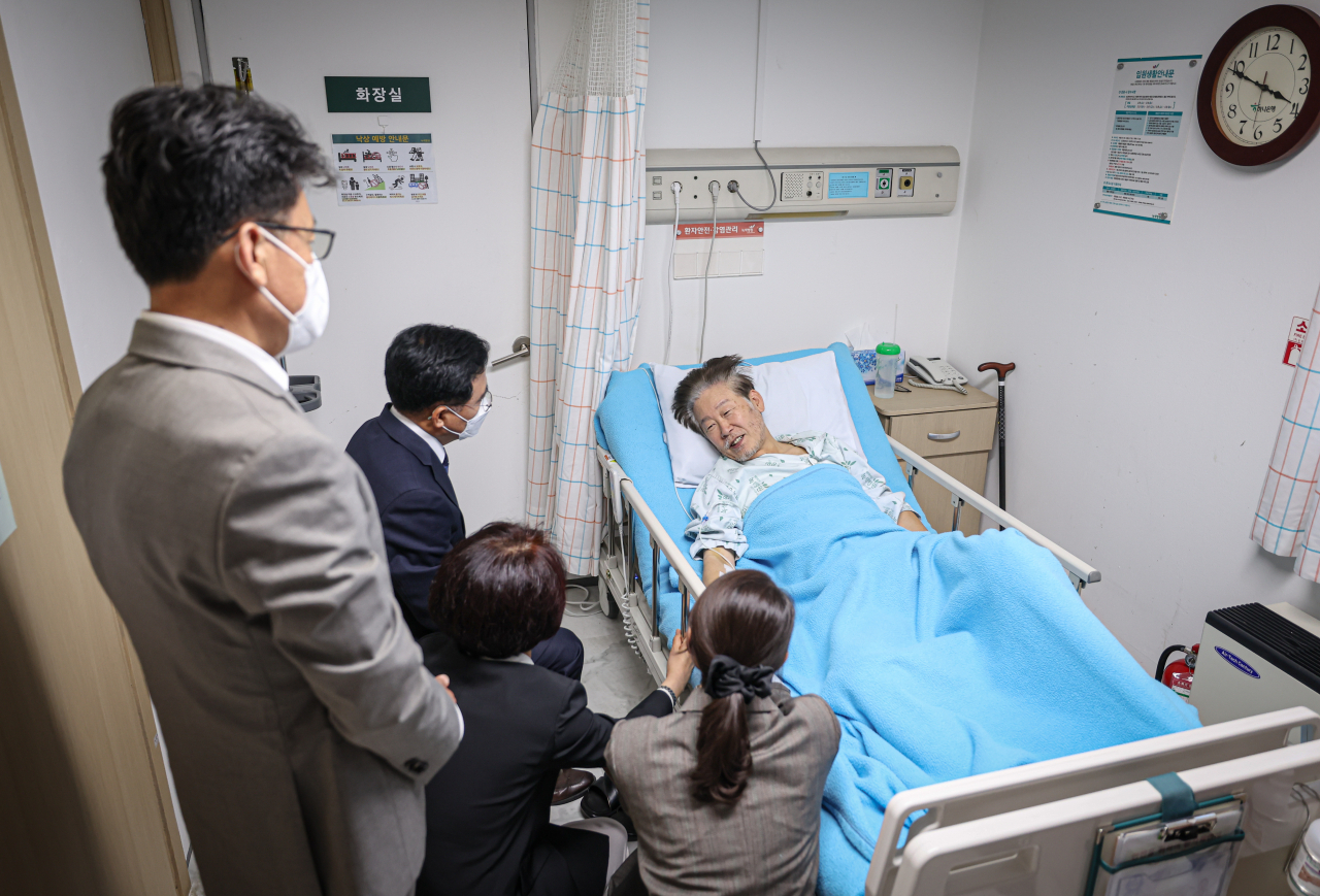 더불어민주당 강서구청장 보궐선거 진교훈 후보가 22일 녹색병원에서 병상 단식 중인 이재명 대표를 만나 면담을 하고 있다. [연합]