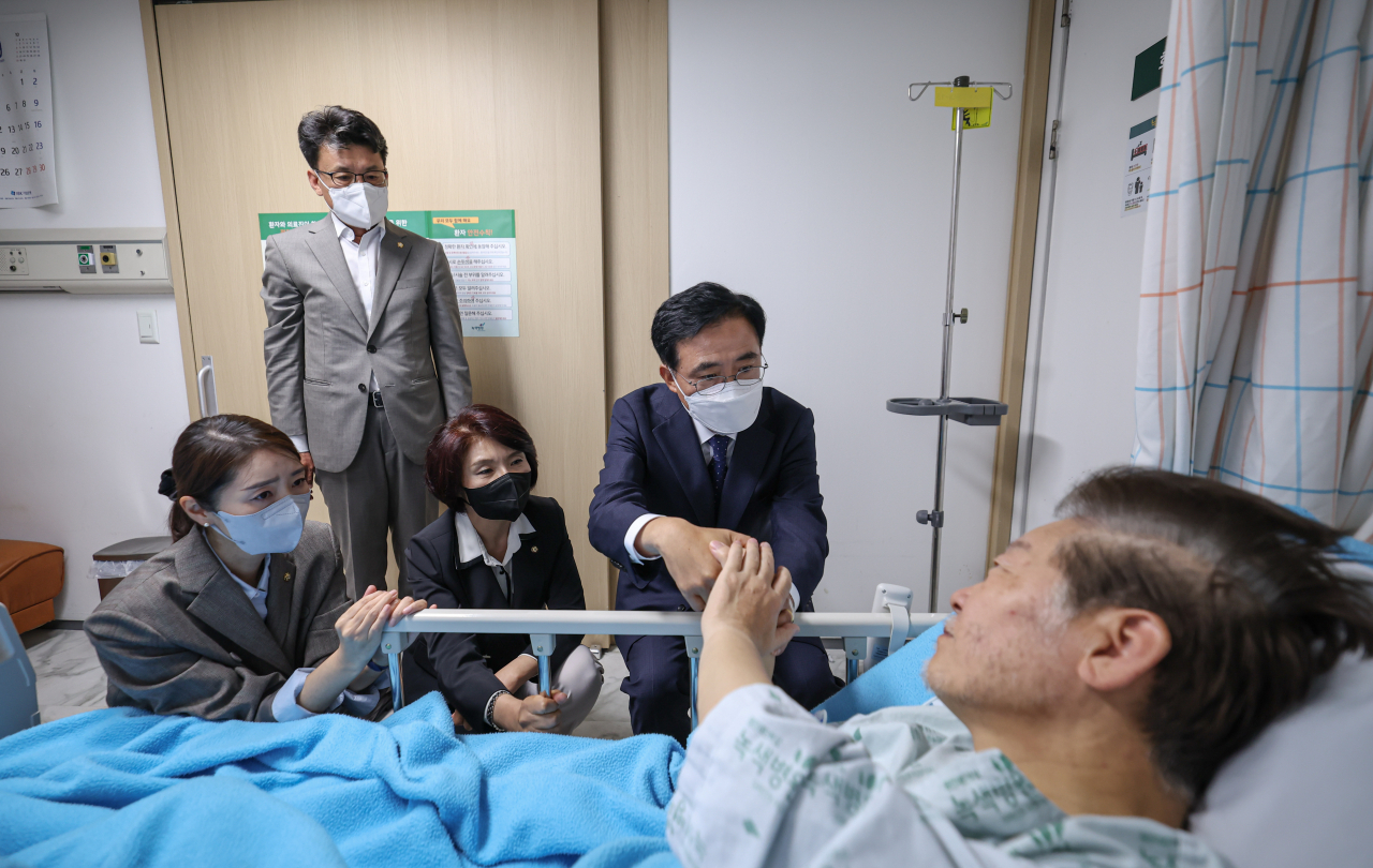더불어민주당 강서구청장 보궐선거 진교훈 후보가 22일 녹색병원에서 병상 단식 중인 이재명 대표를 만나 면담을 하고 있다. [연합]