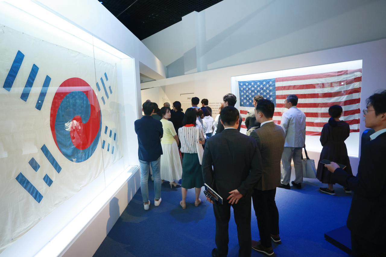21일 서울 종로구 대한민국역사박물관에서 열린 한미동맹 70주년 기념 특별전 '동행'에 데니 태극기와 주한미군 성조기가 전시되어 있다. [연합]