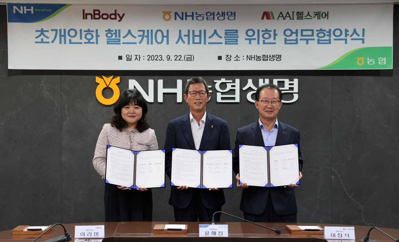 NH농협생명과 인바디, AAI헬스케어가 22일 서울 서대문구 NH농협생명 본사에서 헬스케어 서비스를 위해 업무협약을 체결했다. 이날 협약식에 참석한 윤해진(가운데) 농협생명 대표이사, 이라미(왼쪽) 인바디 대표이사와 이창석 AAI헬스케어 대표이사가 함께 기념촬영을 하고있다. [NH농협생명 제공]