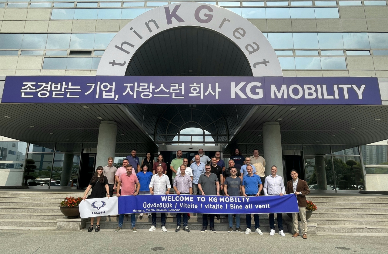 KG 모빌리티 동유럽 우수 딜러들이 평택공장에서 기념 촬영을 하고 있다. [KG 모빌리티 제공]