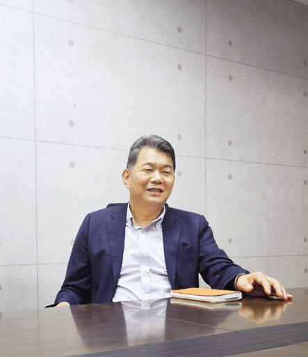 안병두 신성에스티 대표이사가 지난 18일 서울 여의도에서 인터뷰 질문에 답변하고 있다.[신성에스티 제공]
