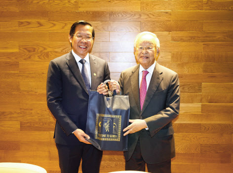 손경식(오른쪽) 경총 회장과 판 반 마이 호찌민시 인민위원장이 25일 오찬간담회에서 기념사진을 촬영하고 있다. [경총 제공]