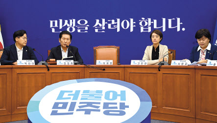 이재명 더불어민주당 대표의 구속영장 심사를 하루 앞둔 25일, 국회는 향후 정국의 주도권을 쥐려는 여야의 기싸움으로 팽팽한 긴장감이 감돌았다. 국민의힘은 김기현 대표 주재로 국회서 최고위원회의를 열어 추석을 앞두고 민생대책을 논의했다(위쪽). 더불어민주당은 이 대표가 불참한 가운데 최고위원회의를 열어 향후 정국 대응 방향을 논의했다. 이상섭 기자