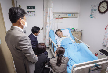 더불어민주당 강서구청장 보궐선거 진교훈 후보가 22일 녹색병원에서 병상 단식 중인 이재명 대표를 만나 면담을 하고 있다. [연합]