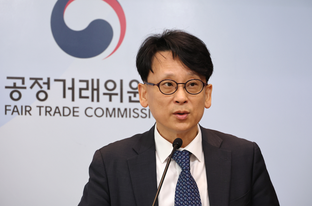 유성욱 공정거래위원회 기업집단감시국장이 25일 세종시 정부세종청사에서 기업집단 '세아' 계열회사들의 부당내부거래 행위에 대해 시정명령 및 과징금 32억 원을 부과하기로 결정했다며 세부 내용을 설명하고 있다. 연합뉴스