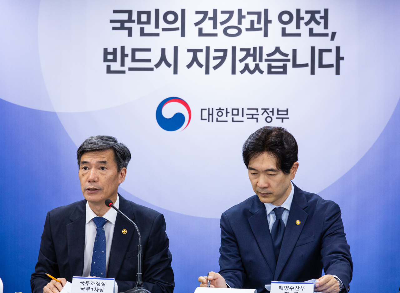 박구연 국무조정실 1차관(왼쪽)이 25일 오전 서울 종로구 정부서울청사에서 열린 후쿠시마 원전 오염수 방류 관련 일일 브리핑에 참석해 후쿠시마 현지에 파견된 정부 전문가 파견 활동과 결과에 대해 설명하고 있다. [연합]