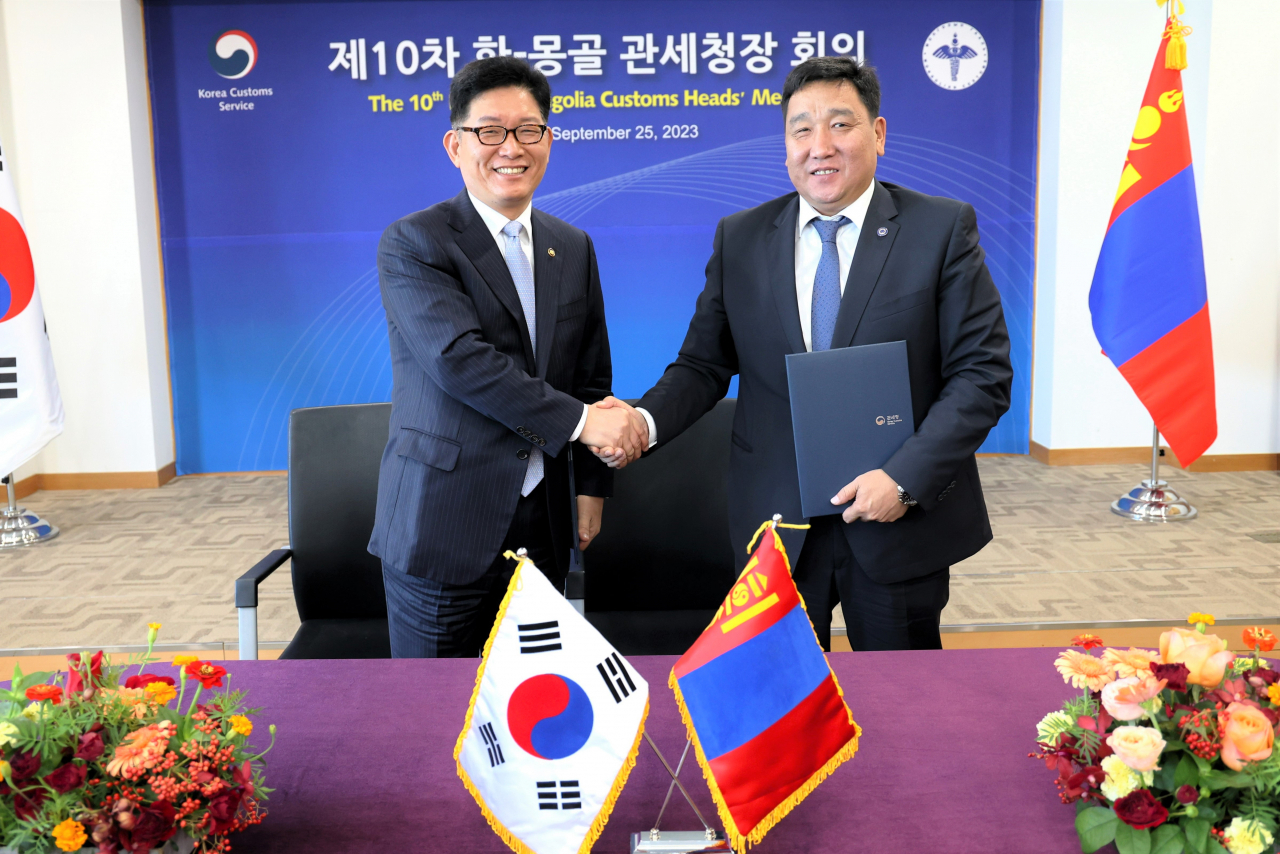 25일 개최된 제 10차 한-몽골 관세청장 회의에서 상호인정약정(MRA) 체결 후 악수하는 고광효 관세청장(좌)과 레그지부 옷곤자르갈 몽골 관세청장.