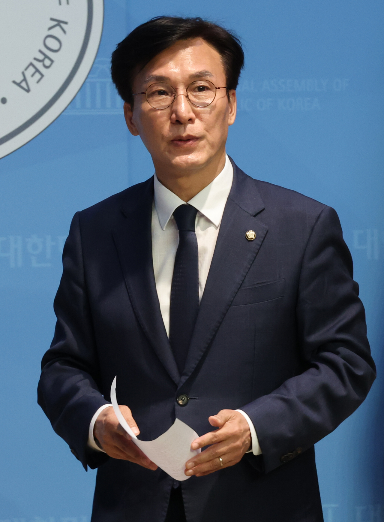김민석 더불어민주당 의원이 24일 원내대표 출마 기자회견 후 국회 소통관에서 나오고 있다. [연합]