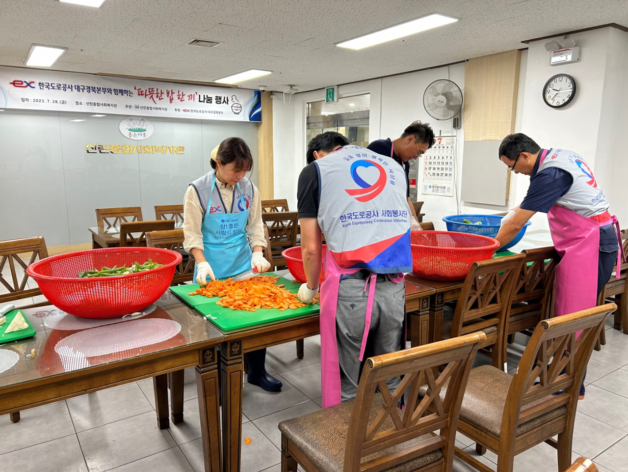 한국도로공사 임직원들이 ‘따뜻한 밥 한 끼’ 나눔 행사를 위해 음식을 만들고 있다. [한국도로공사 제공]