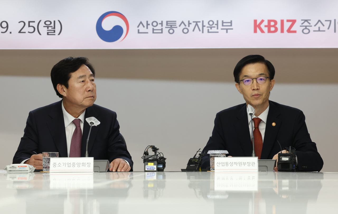 방문규 신임 산업통상자원부 장관(오른쪽)이 25일 서울 영등포구 중소기업중앙회에서 열린 '중소기업인 간담회'에서 인사말을 하고 있다. [연합]
