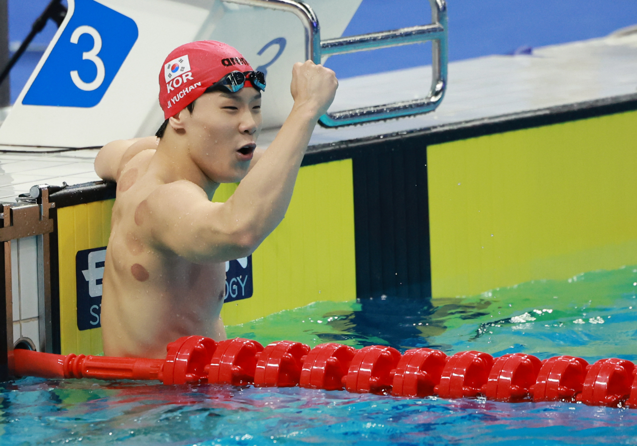 지유찬이 지난 2022 항저우 아시안게임 수영 이틀째, 남자 자유형 50ｍ 예선에서 21ch 84의 기록으로 대회 신기록을 작성한 뒤 세리머니를 펼치고 있다. [연합]