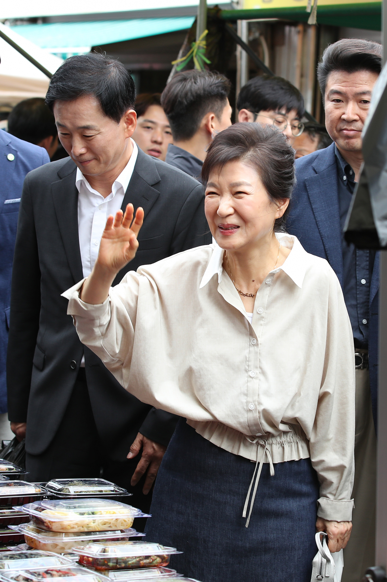 박근혜 전 대통령이 25일 대구 달성군 현풍시장을 찾아 시민들과 인사하고 있다. [연합]