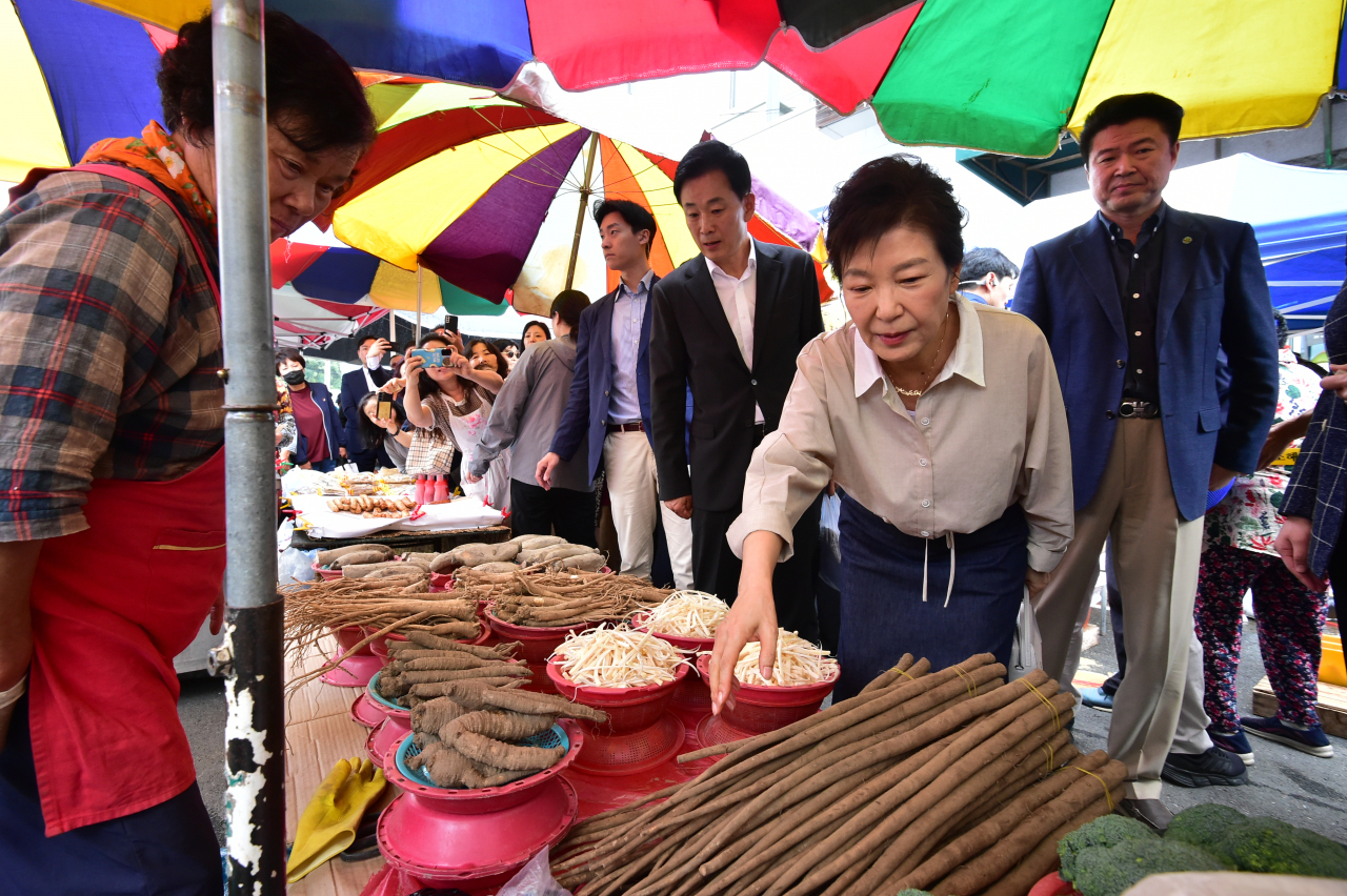 박근혜 전 대통령이 25일 대구 달성군 현풍시장을 찾아 장을 보고 있다. [연합]