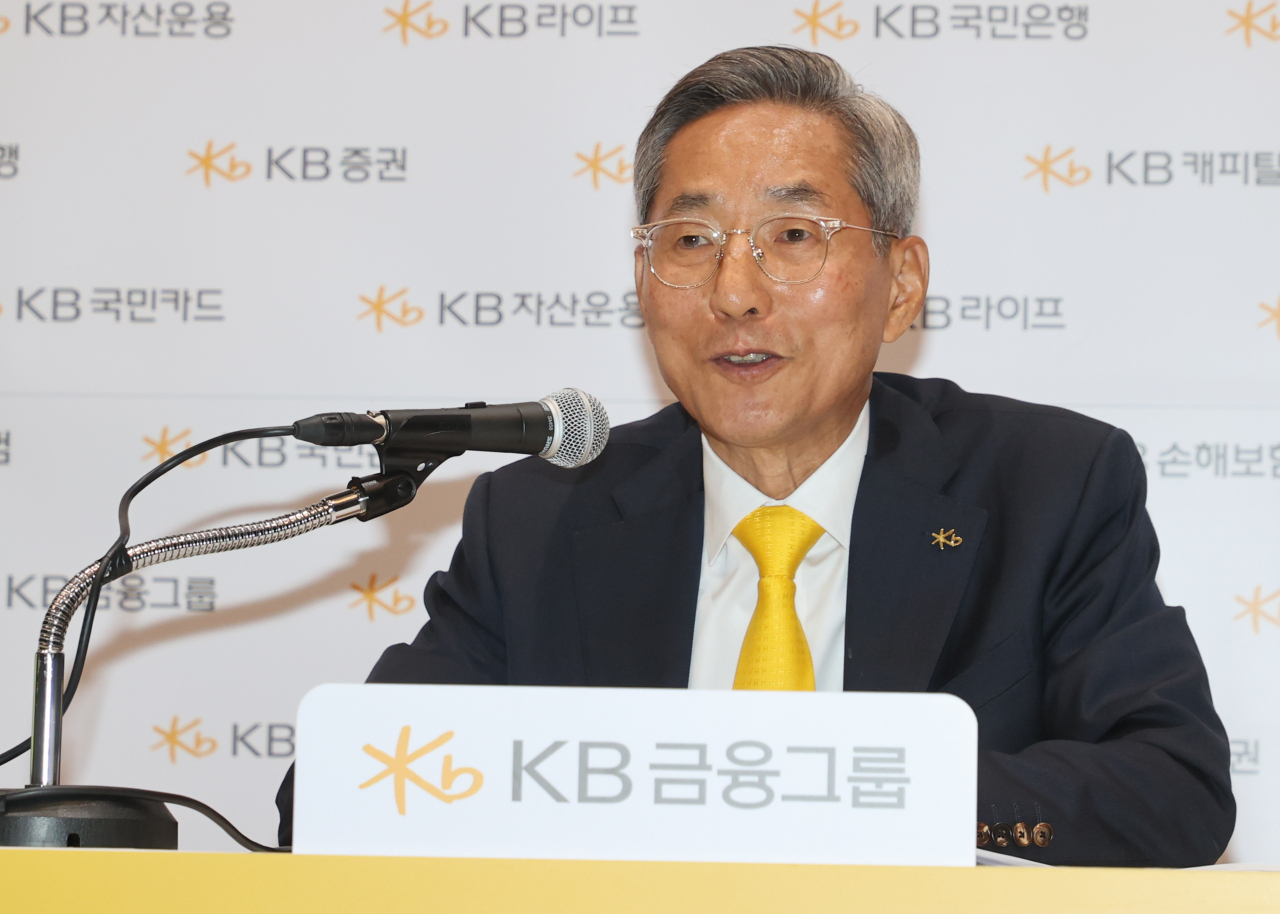 윤종규 KB금융지주 회장이 25일 서울 여의도 국민은행 신관에서 열린 KB 금융그룹 CEO 기자간담회에서 질문에 답하고 있다. [연합]