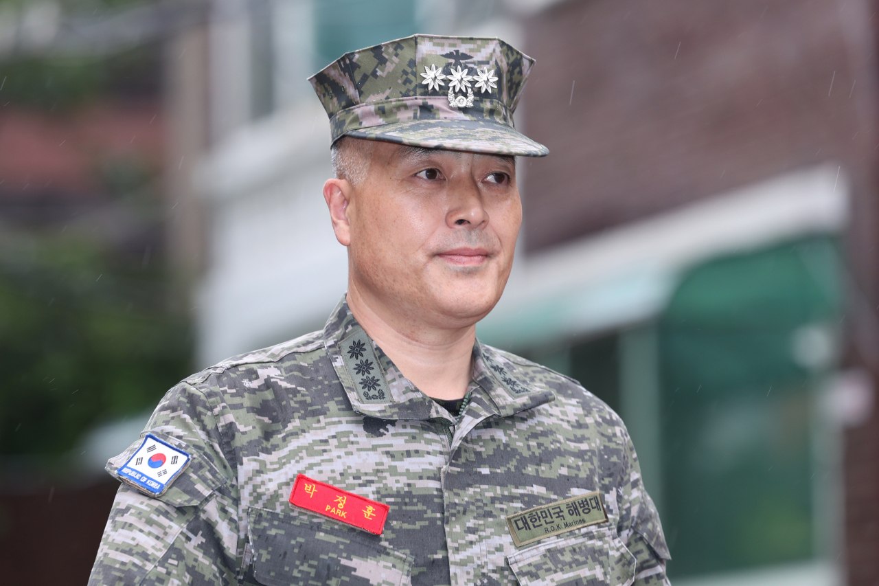 항명과 상관 명예훼손 등 혐의를 받는 박정훈 전 해병대 수사단장(대령)이 지난 20일 서울 용산구 국방부 군검찰에 피의자 신분으로 출석하고 있다. [연합]