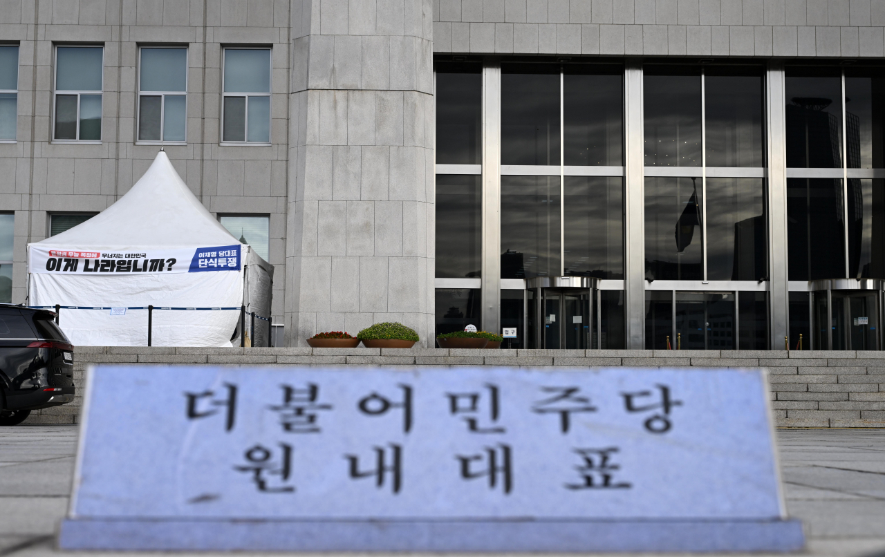이재명 더불어민주당 대표 체포동의안 가결의 책임으로 박광온 원내대표가 사퇴한 후 새 원내대표 경선에 '범 친명계'로 분류되는 4선 우원식 의원과 3선의 김민석, 홍익표, 남인순 의원이 출마를 선언한 가운데 25일 오전 서울 여의도 국회 본청 앞에 마련된 더불어민주당 원내대표 주차장이 텅 비어 있다. 이상섭 기자