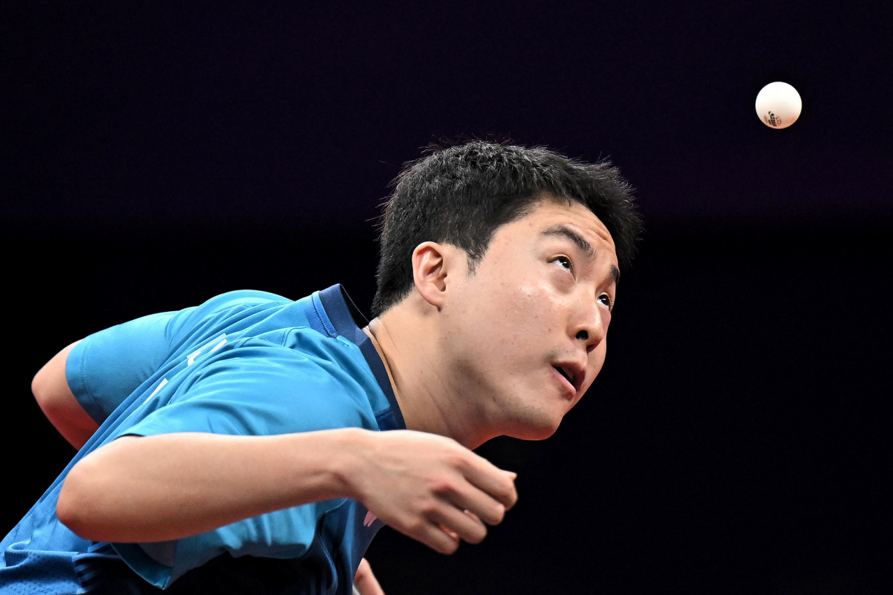 한국의 임종훈이 준결승전에서 서브를 넣고 있다.[로이터] Asian Games - Hangzhou 2022 - Table Tennis - Gongshu Canal Sports Park, Hangzhou, China - September 25, 2023 South Korea's Jonghoon Lim in action during the Men's Team Semifinal 2 REUTERS/Weixiang Lim