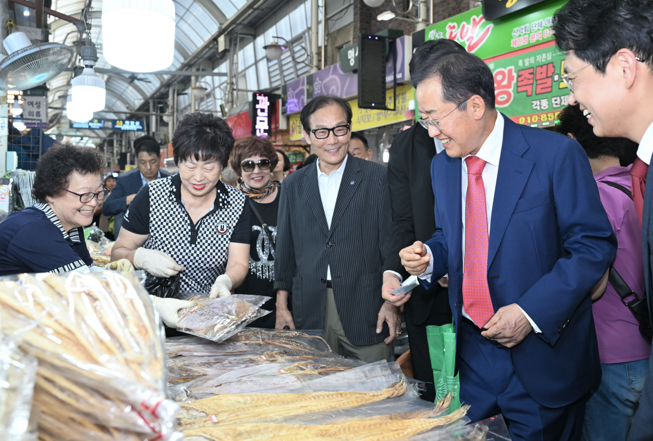 전통시장 장보기 행사를 하고 있는 홍준표 대구시장[대구시 제공]
