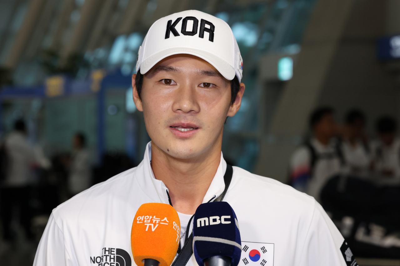 2022 항저우 아시안게임 테니스 대표팀 권순우가 20일 인천국제공항을 통해 중국으로 출국하기에 앞서 취재진과 인터뷰하고 있다. [연합]