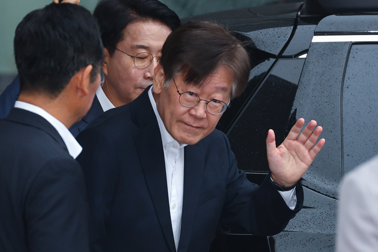 이재명 더불어민주당 대표가 26일 오전 서울 중랑구 녹색병원에서 구속 전 피의자 심문(영장실질심사) 출석을 위해 서울중앙지방법원으로 출발하며 지지자들에게 손을 흔들고 있다. [연합]