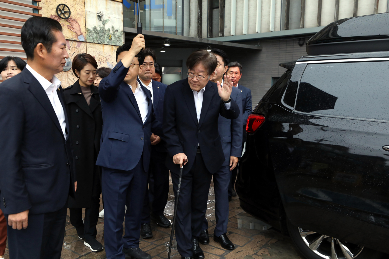 이재명 더불어민주당 대표가 26일 영장실질심사를 받기 위해 서울 중랑구 녹색병원을 나서고 있다. [연합]