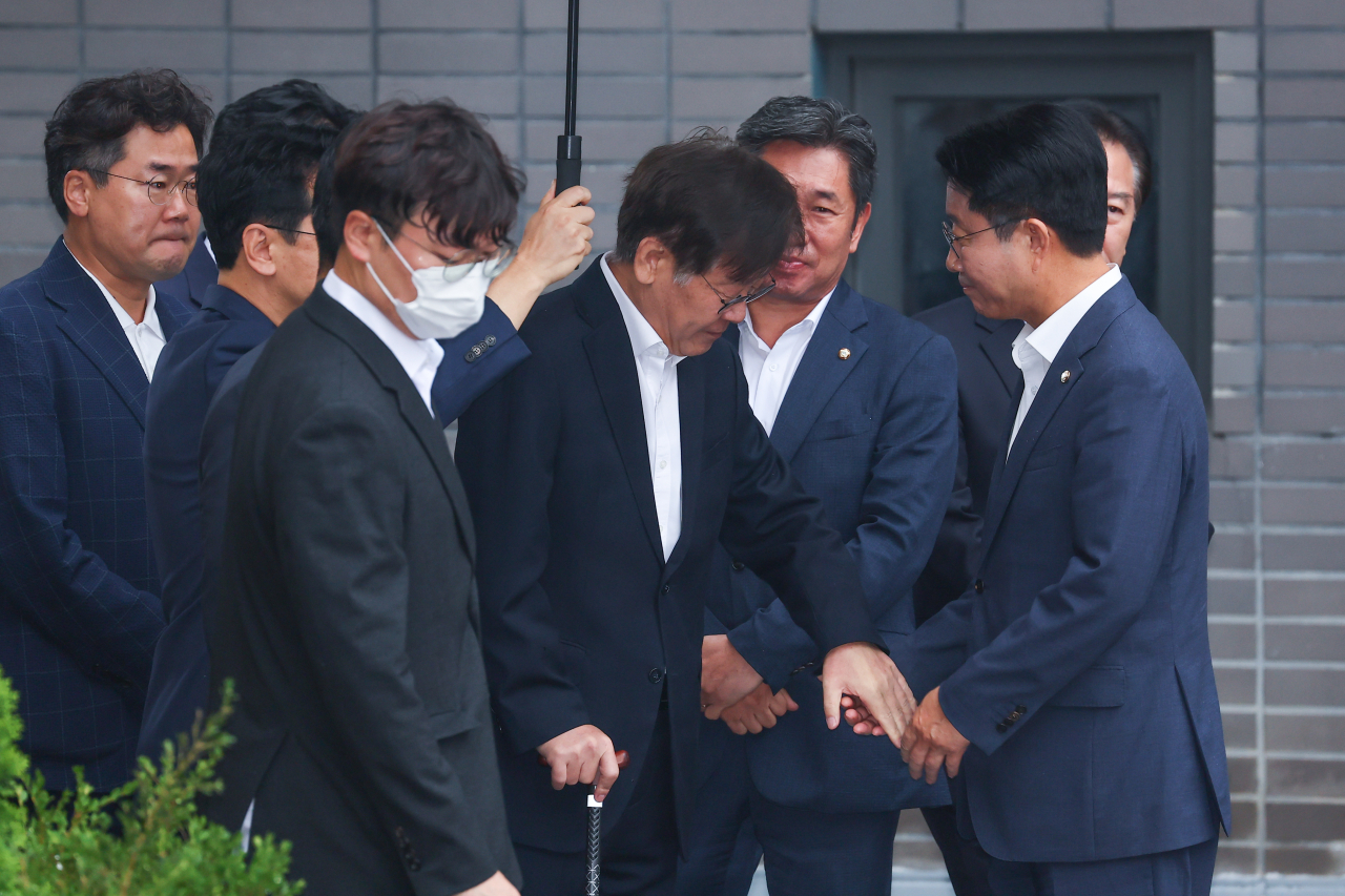 이재명 더불어민주당 대표가 26일 오전 서울 중랑구 녹색병원에서 구속 전 피의자 심문(영장실질심사) 출석을 위해 서울중앙지방법원으로 출발하며 민주당 의원들과 인사를 나누고 있다. [연합]