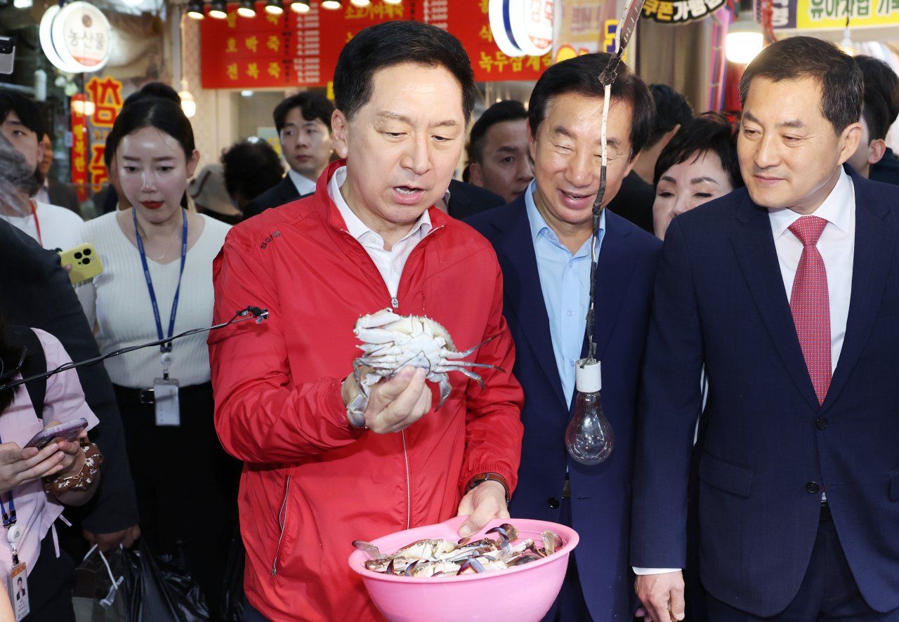 25일 강서구 방신시장을 찾은 국민의힘 김기현 대표와 김성태 전 의원, 박대출 정책위의장이 수산물을 구입하고 있다. [연합]